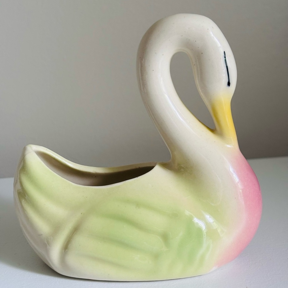 Elegant Vintage Shawnee Cream and Pink Swan Vase